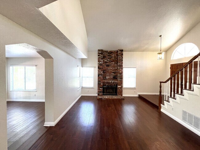 Building Photo - Beautiful 3 Bedrooms, 2.5 Bathrooms Single...