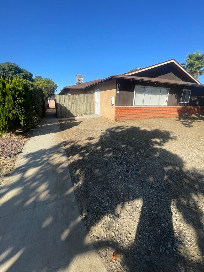 Front - 732 W Devonshire Ave