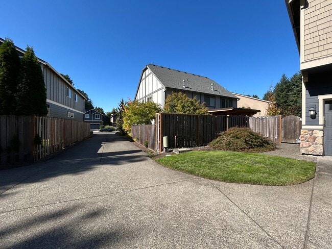 Building Photo - Gorgeous 4 Bed, 2.5 Bath Spacious House!