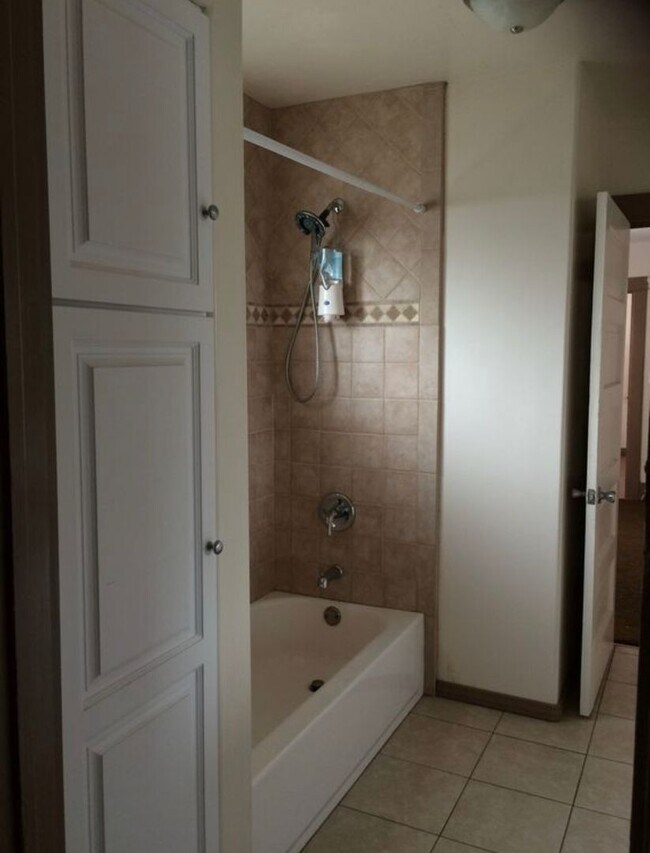 Building Photo - Downtown Ventura - Two bedroom, one bathro...