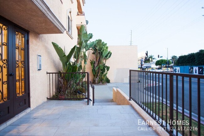 Foto del edificio - Spacious and Bright 2-Bed in prime West L....