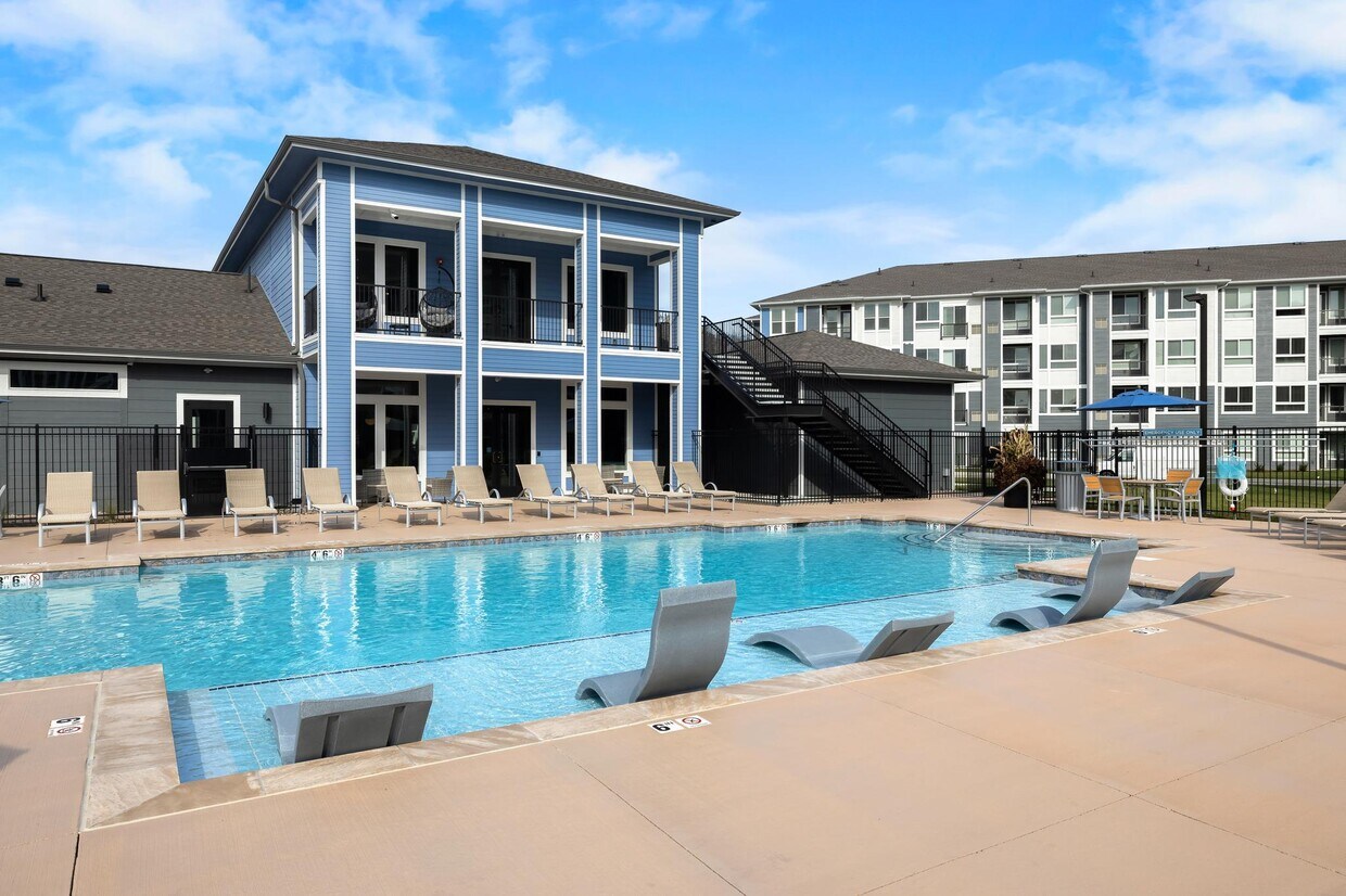 Azure Apartments 19700 E 39th Pl S Independence, MO