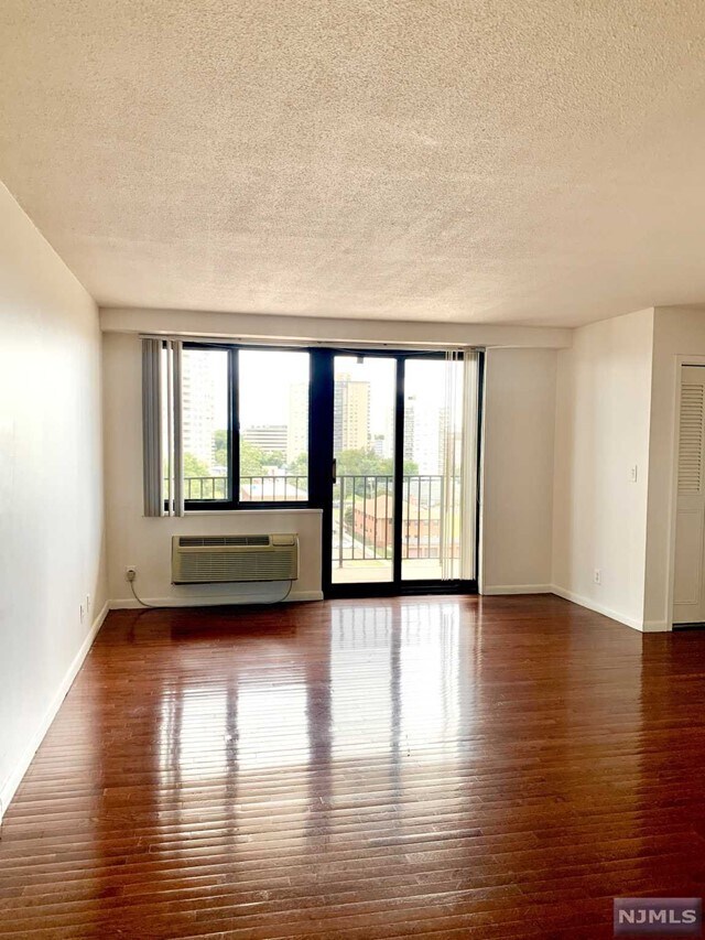 Foto del edificio - 1590 Anderson Ave