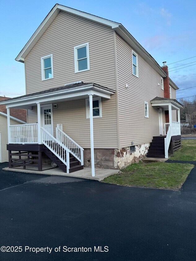 Foto principal - 402 N Valley Ave