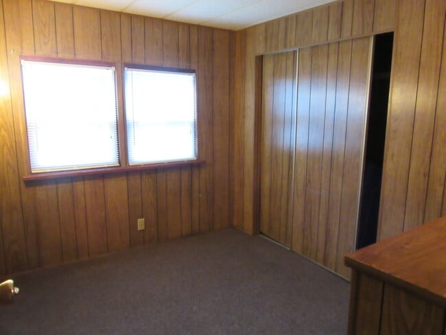 Building Photo - 12 Circle Dr