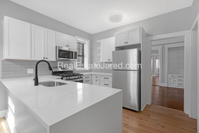Foto del edificio - Beautiful, Fully Renovated BU West Campus 4 Bed/2 Bath on Glenville Ave in Allston for 9/1/2026