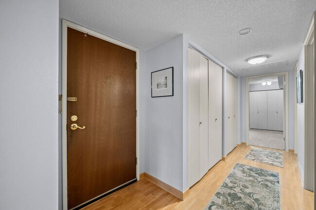 Building Photo - 2bed 2 bath contemporary condo overlooking the Waveland Golf Course