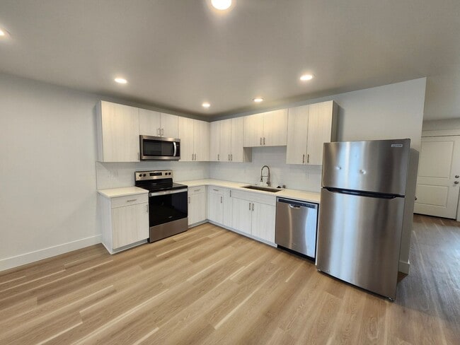 Building Photo - 3 bedrooms, 2.5 Baths w/Amazing Sunset Views!