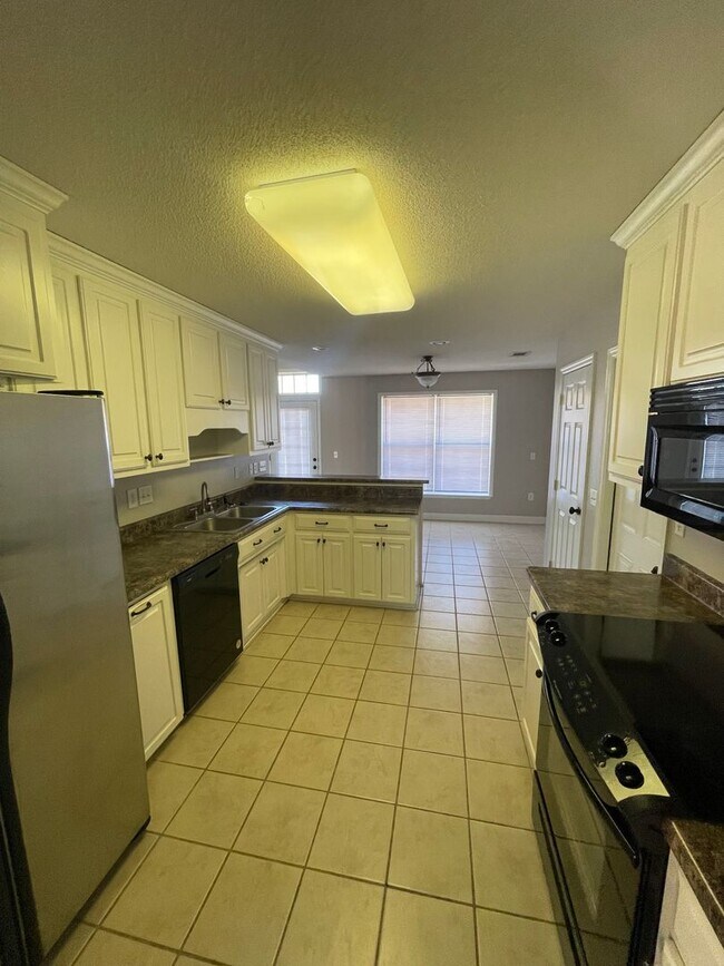 Building Photo - The Woodlands   1/2 off 1st month rent wit...