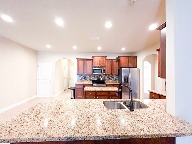 Foto del edificio - Well maintained 4 bedroom home with 2 car garage