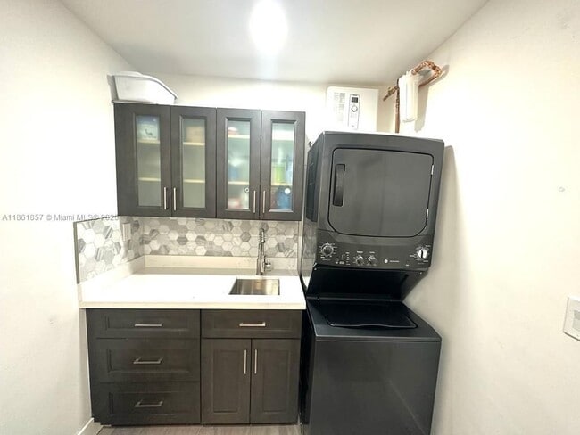 Building Photo - 2751 SW 4th Ct