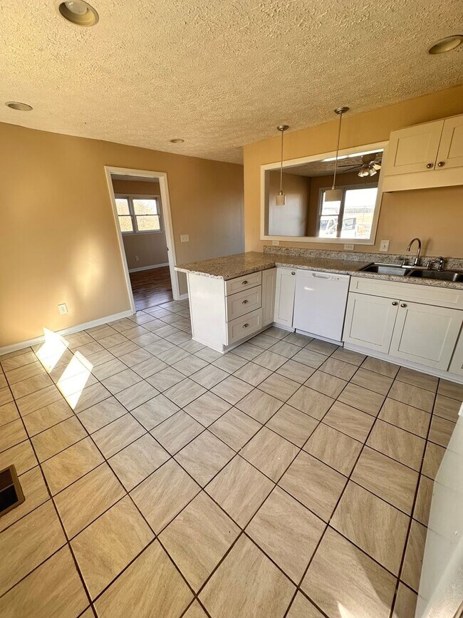 Foto del edificio - 505 Warren Rd NE