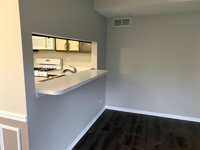 Foto del edificio - 1349 Woodlake Dr