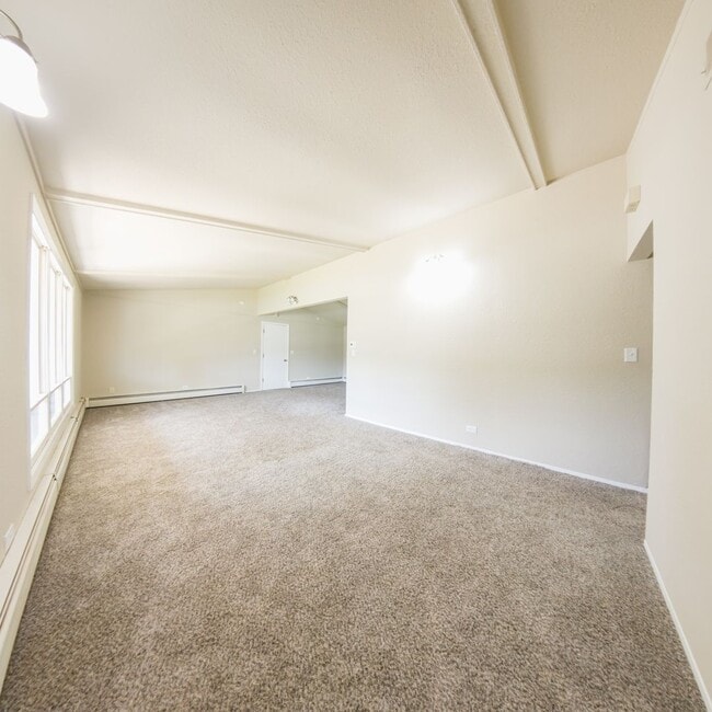 Building Photo - Beautiful 3 bedroom 1.5 bath home