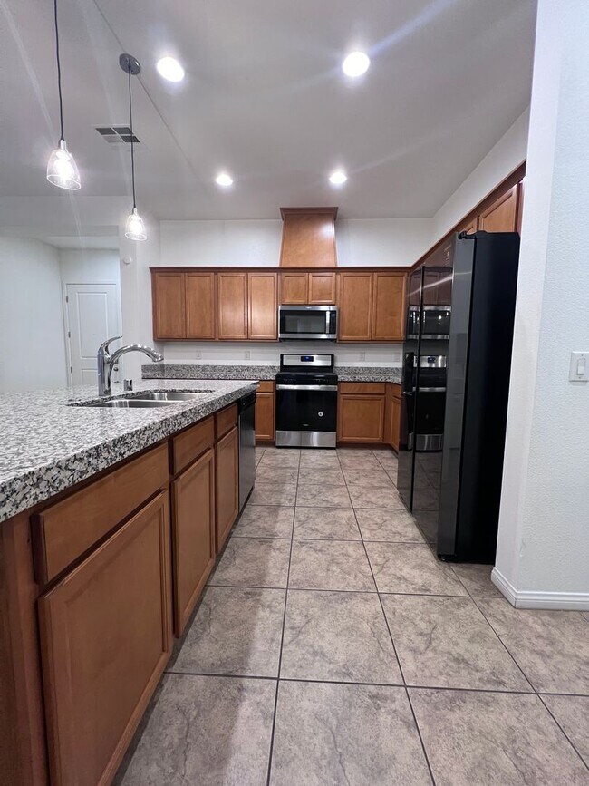 Building Photo - Must See! Beautiful 3bd 2ba Home Awaits You!