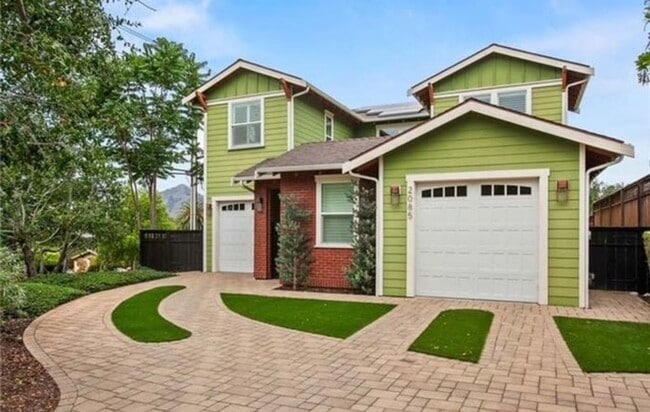 Foto del edificio - Charming 3 bed/2.5 Bath Home with Office