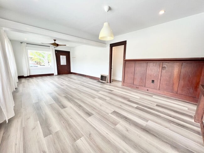 Building Photo - Charming Rose Park Home | 3 Bedrooms | In-...
