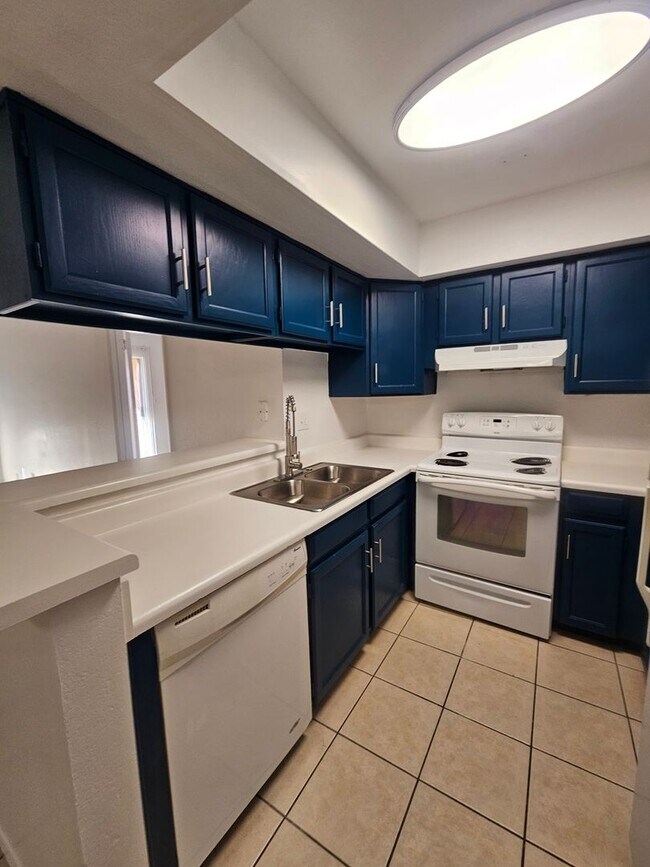 Foto del edificio - $500 Off First Month! 2 Bed 2 Bath Condo Near Dobson & University with In-Unit W/D
