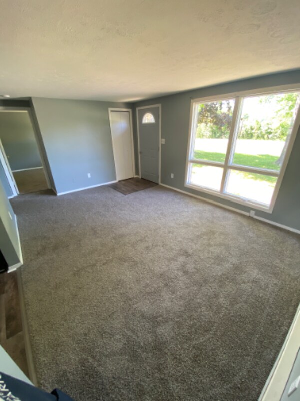 Foto principal - 308 W 2nd St