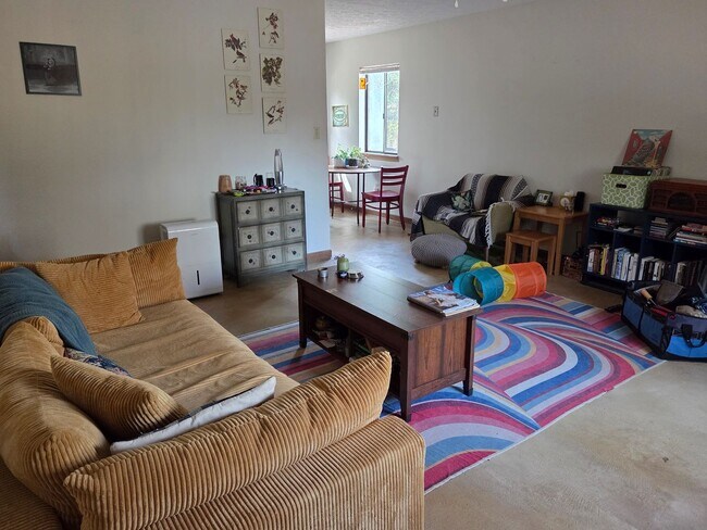 Foto del edificio - 2 bed 1 bath duplex on Barber St.