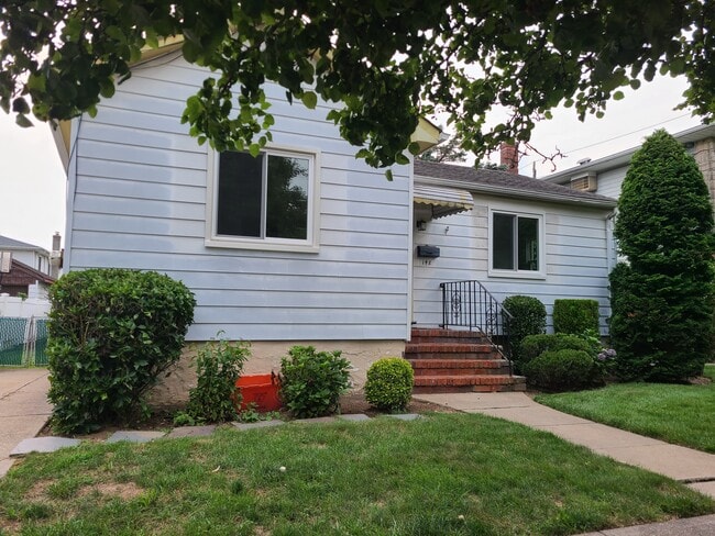 Building Photo - 148 Litchfield Ave