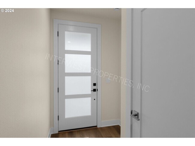 Foto del edificio - BEAUTIFUL NEWER CONSTRUCTION 4 BD HOME W/2 CAR GARAGE, W/D IN UNIT, AND MORE!