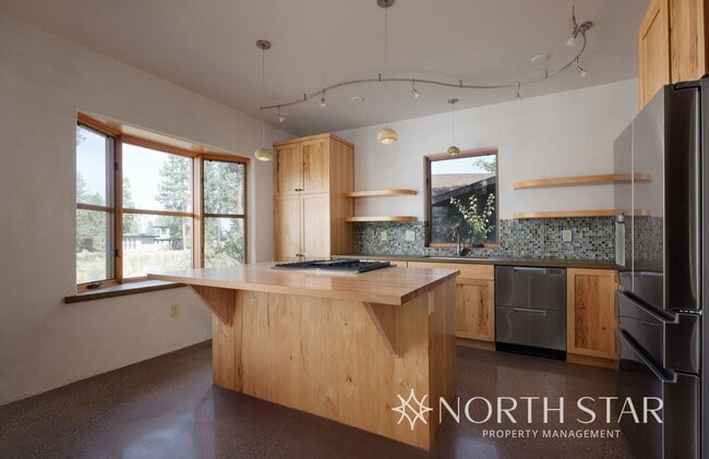 Building Photo - Beautiful 3 bed, 3 bath w/ Garage in Shevl...
