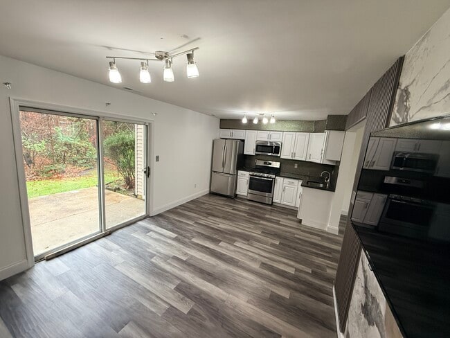 Foto del edificio - 2708 Falcon Ct