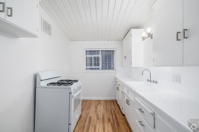 1BR, 1BA - 604SF - Kitchen - 4115 Palmwood Dr