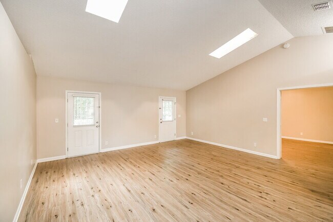 Building Photo - 7105 Fort Caroline Hills Dr