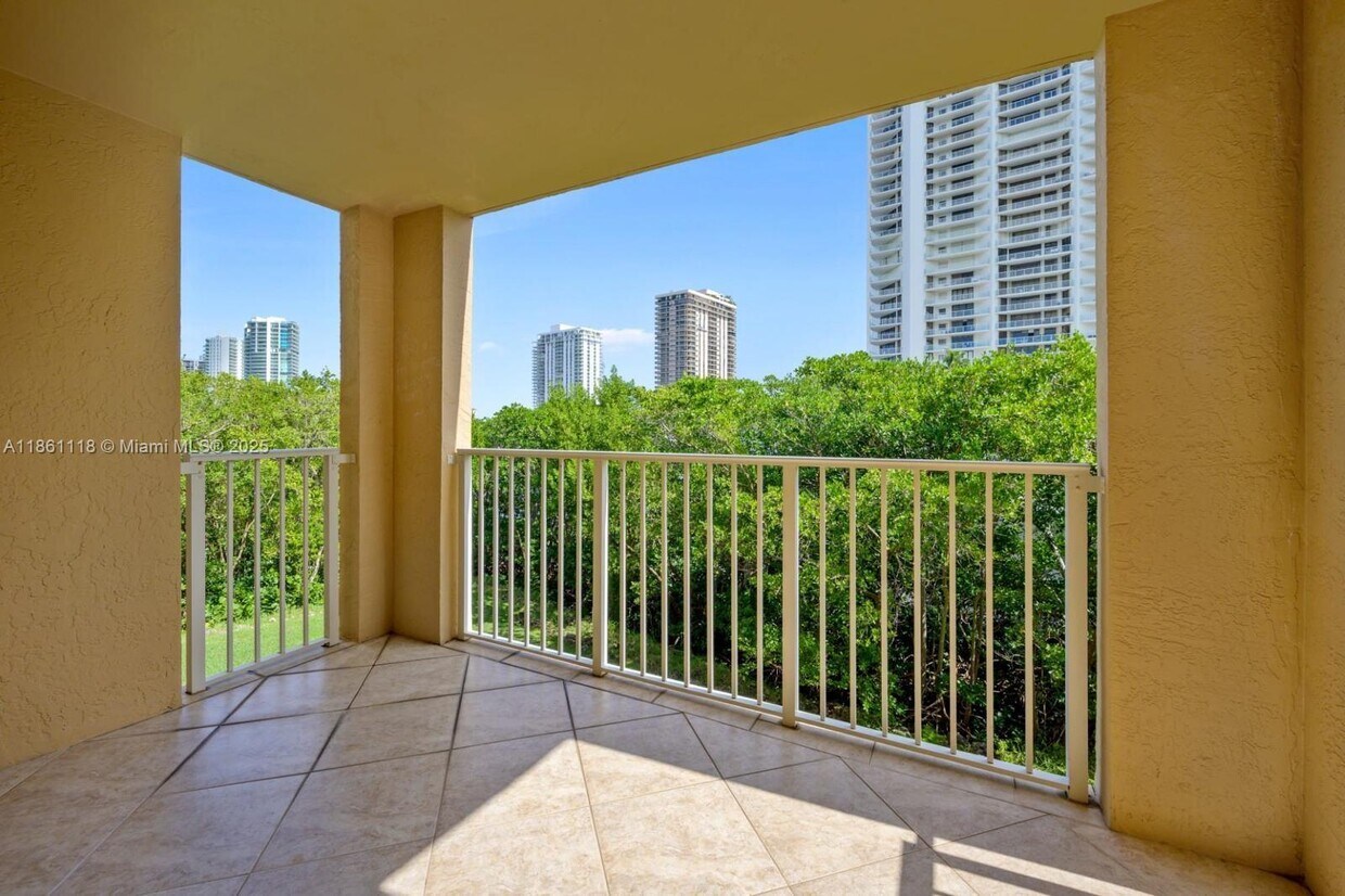Foto principal - 19601 E Country Club Dr
