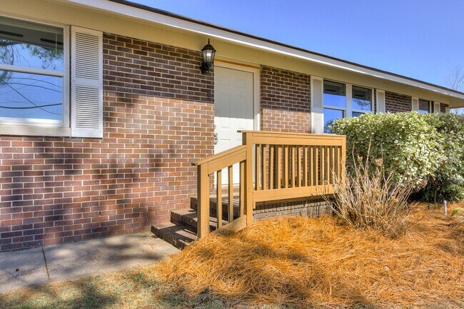 Building Photo - Charming 3-Bedroom, 2-Bath Home on a Corner Lot with Spacious Backyard