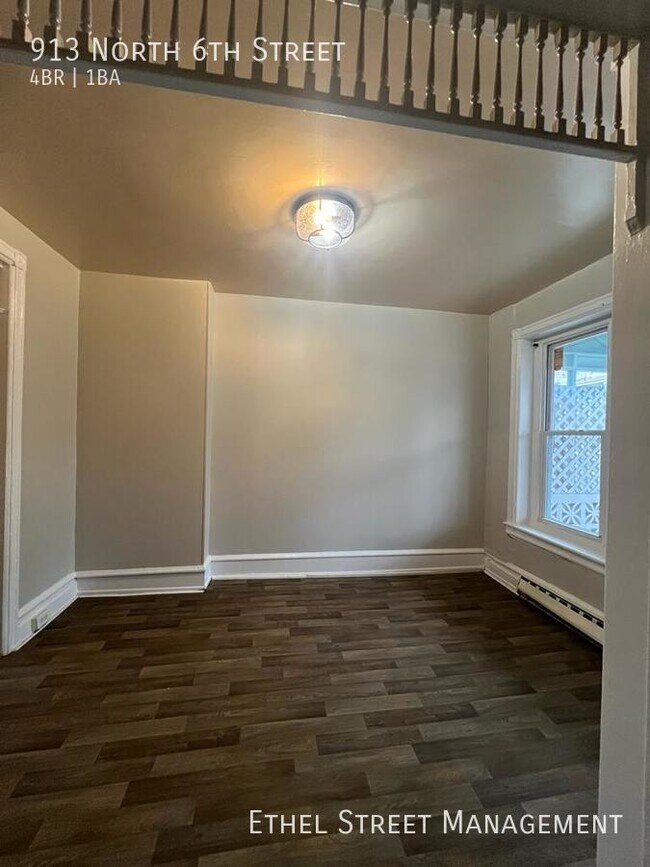 Foto del edificio - Spacious And Newly-Renovated Home