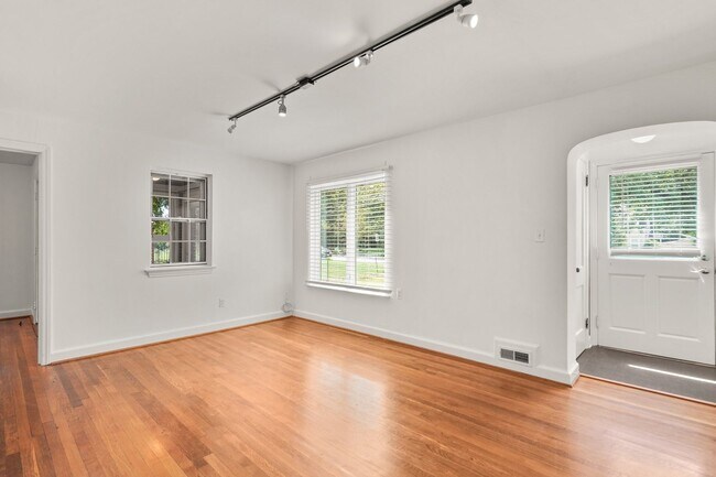 Foto del edificio - 2 Bed 1 Bath - Takoma Park Cottage- Large ...