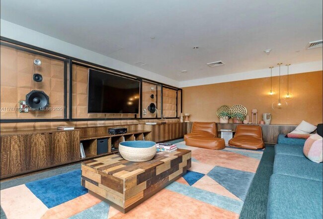Foto del edificio - 121 NE 34th St