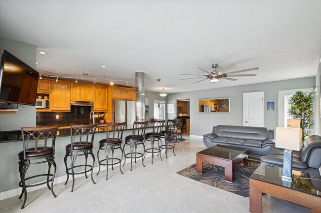 Foto del edificio - 561 Bayshore Dr