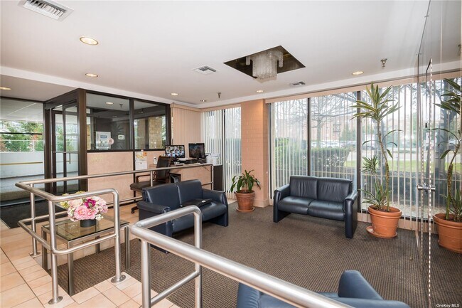 Foto del edificio - 141 Great Neck Rd