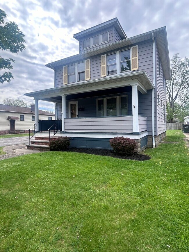 Foto del edificio - Newly updated 3 bd single fam house ( NO V...
