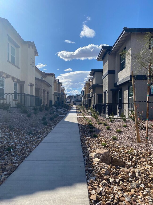 Building Photo - AMERICANA Property Mgmt - New 3beds - 2 1/2baths + loft Townhouse near Cowabunga Bay Water Park