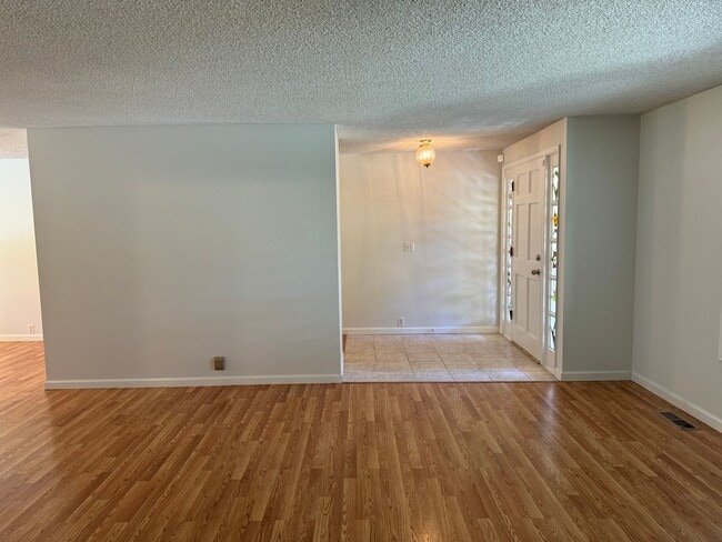 Building Photo - Spacious 3 bedroom 2 bathroom house in gre...