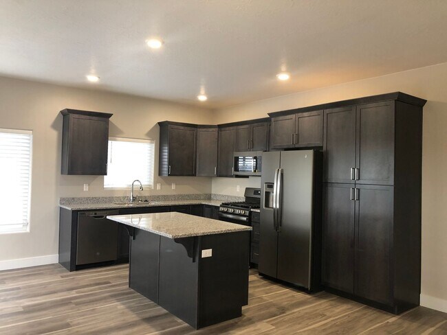 Foto del edificio - 4 Bedroom 2.5 Bathroom Townhome