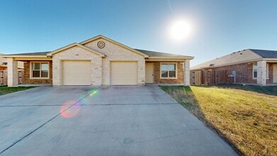 Building Photo - 1302 Vanguard Ln