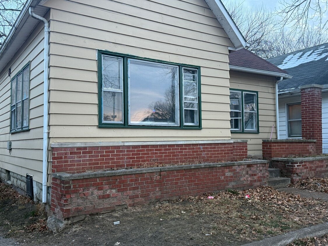 Building Photo - Large 3 Bedroom House - Pets Welcome!!