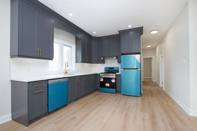 Photo du bâtiment - Stunning 3-Bedroom Legal Apartment for Ren...