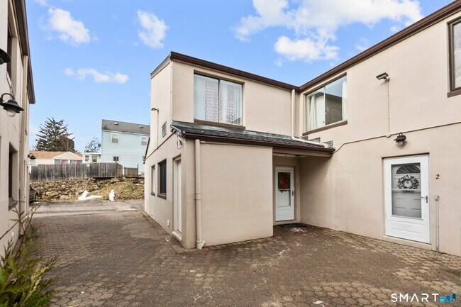 Foto del edificio - 84 Taylor Ave