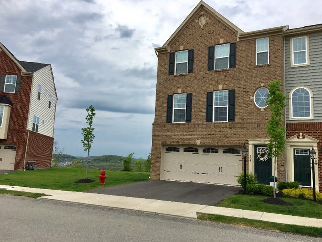Building Photo - 704 Pointe View Dr