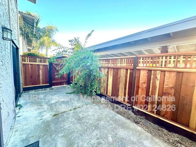 Foto del edificio - 140 Torrey Pine Terrace