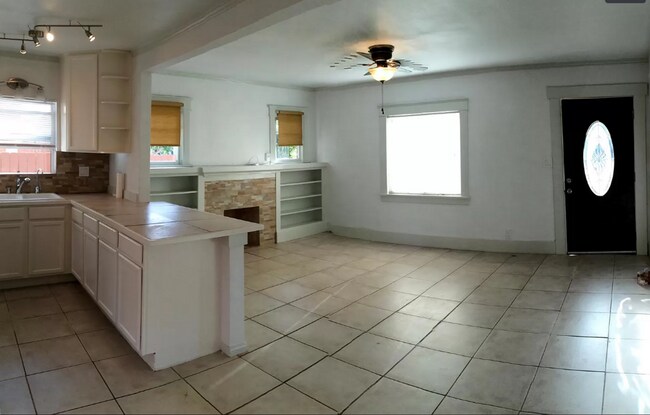 Foto del edificio - 2 Bedroom House in Prime North Park! 2+ Car Driveway! In Unit Washer & Dryer! Fenced Front & Back...