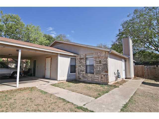 Foto principal - Spacious 3 Bedroom, 2 Bath Duplex in Prime...