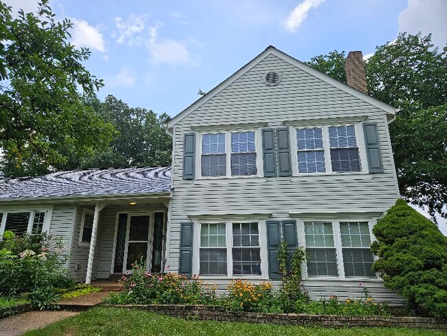 Foto del edificio - 310 Silver Ridge Dr